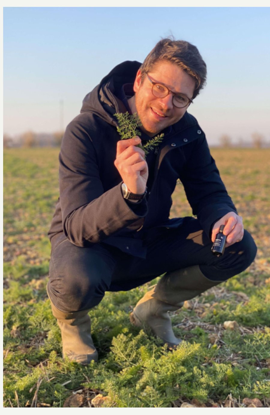 Valentin Raoul, gérant de Normandie Arômes, dans une parcelle de plantes à parfum
